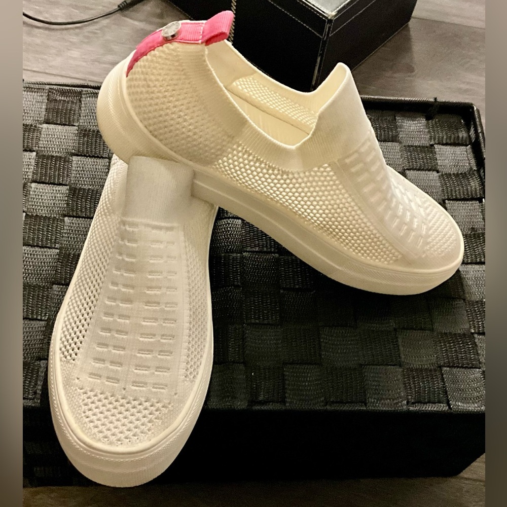 Steve Madden Size 8 White Slip On Shoes
